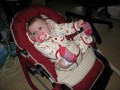 Elya dans sa chaise, dans son transat et sur le PC - 004 * 1024 x 768 * (105KB)